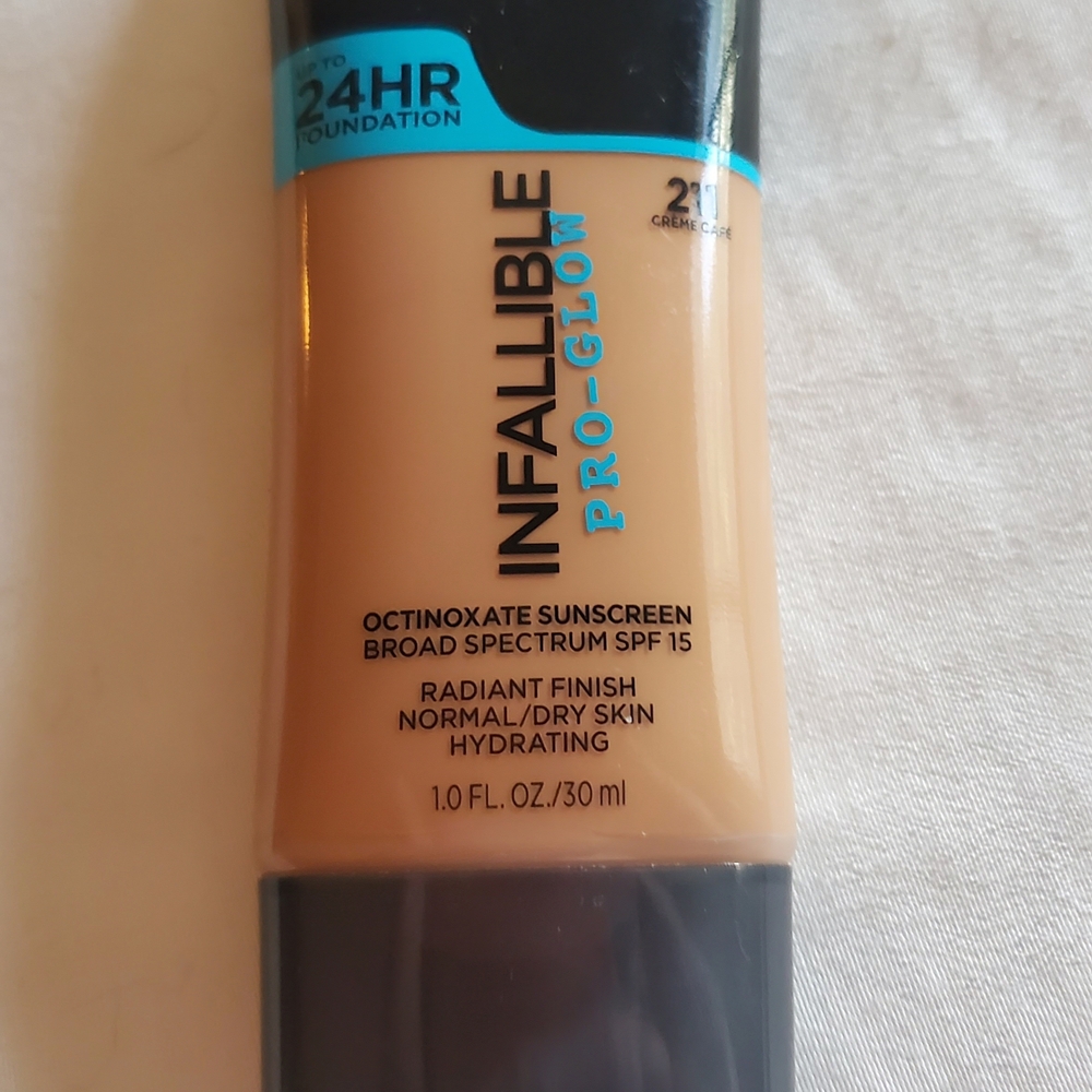 Infallible Pro-Glow Foundation and make-up bag! New - Picture 2 of 7